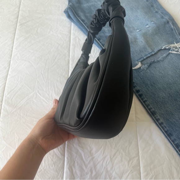 Black scrunched strap women hand bag - Picture 2 of 6